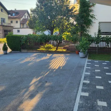 Dobrinja--big Bathroom-free Parking Daire